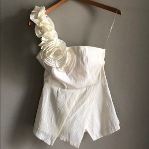 Forever 21 XXI One shoulder peplum white top L